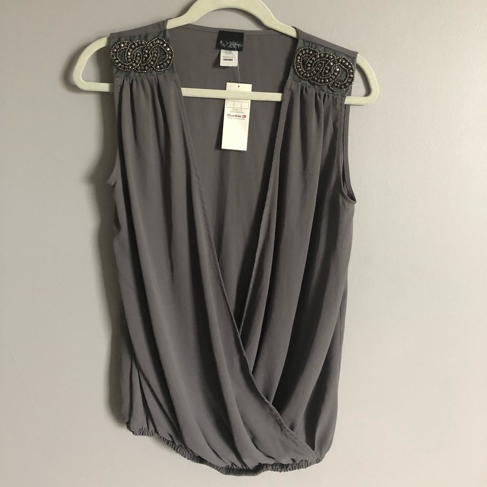 buckle daytrip grey low v top